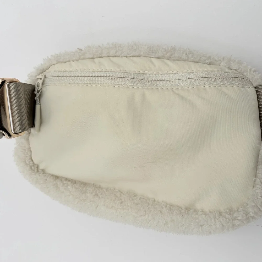 Lululemon Everywhere Belt Bag‎ Fleece White Opal/Gold Sherpa